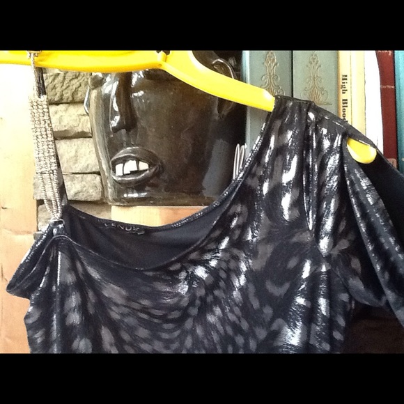 VENUS Tops - 🛶✅ 🐸M FREE W/BUNDLE 2+ VENUS DEFECT read CLUBBIN